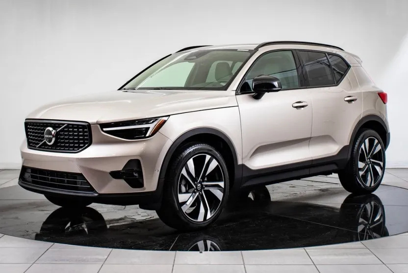 2024 Volvo XC40 Plus photo 1