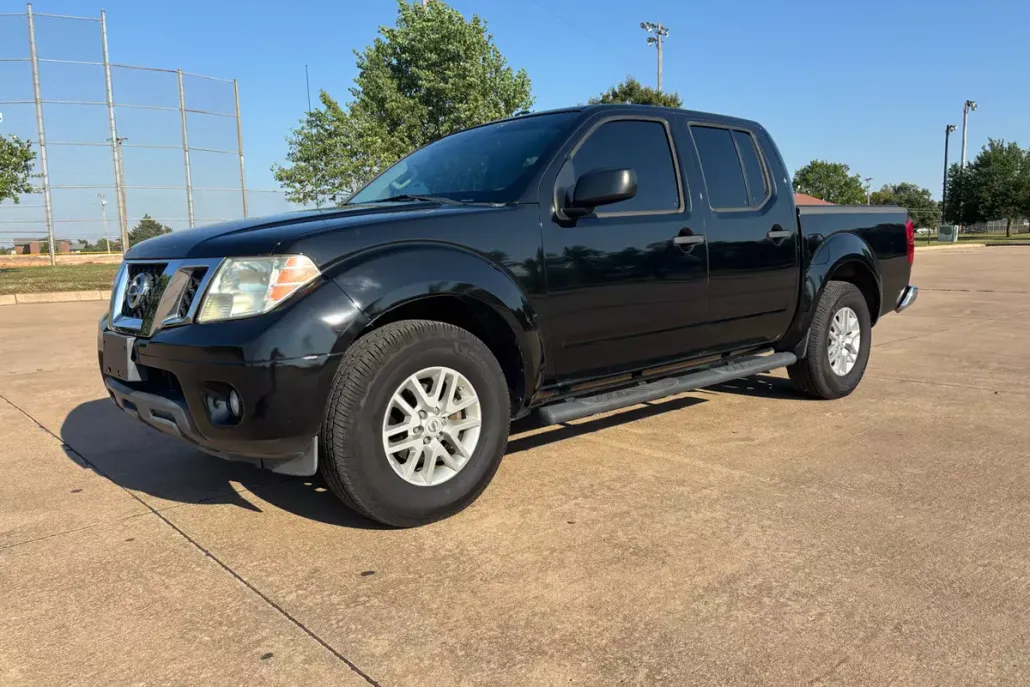 2015 Nissan Frontier Crew Cab SV photo 1