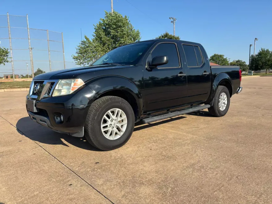 2015 Nissan Frontier Crew Cab SV photo 1