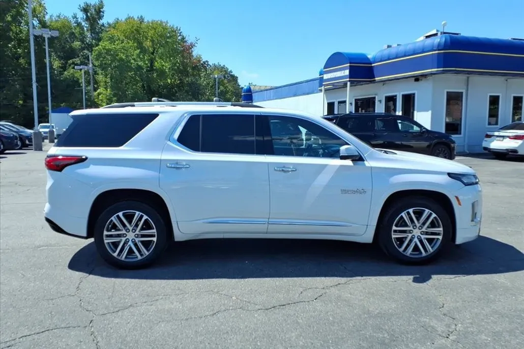 2023 Chevrolet Traverse High Country photo 1