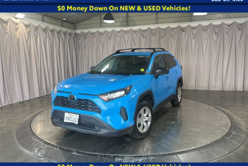 2019 Toyota RAV4 LE photo 1