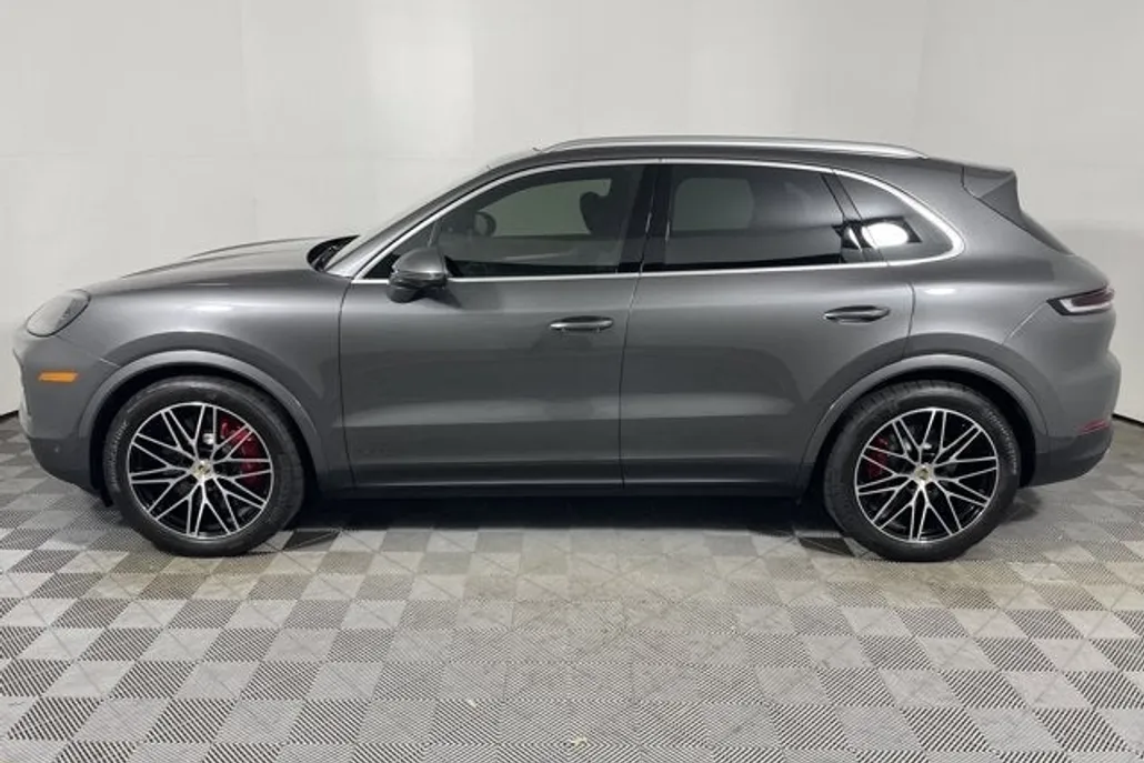 2024 Porsche Cayenne S photo 1