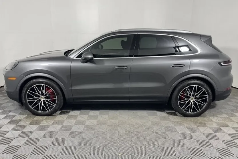 2024 Porsche Cayenne S photo 1