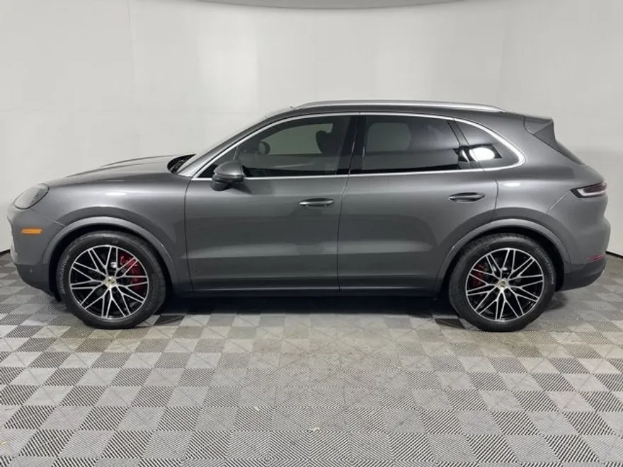 2024 Porsche Cayenne S photo 1