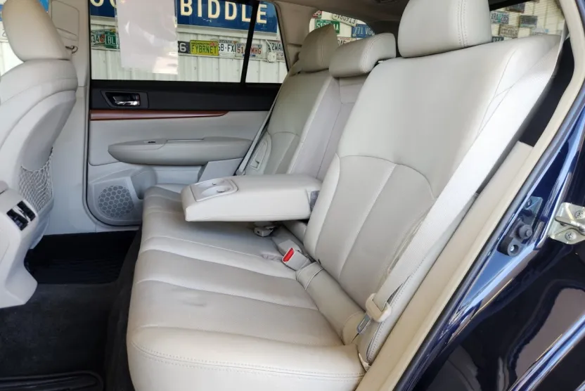 2013 Subaru Outback 3.6R Limited photo 1