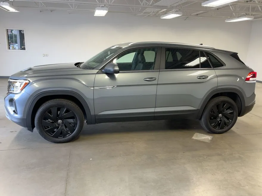 2025 Volkswagen Atlas Cross Sport SE Technology photo 1