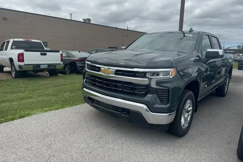2026 Chevrolet Silverado 1500 LT photo 1