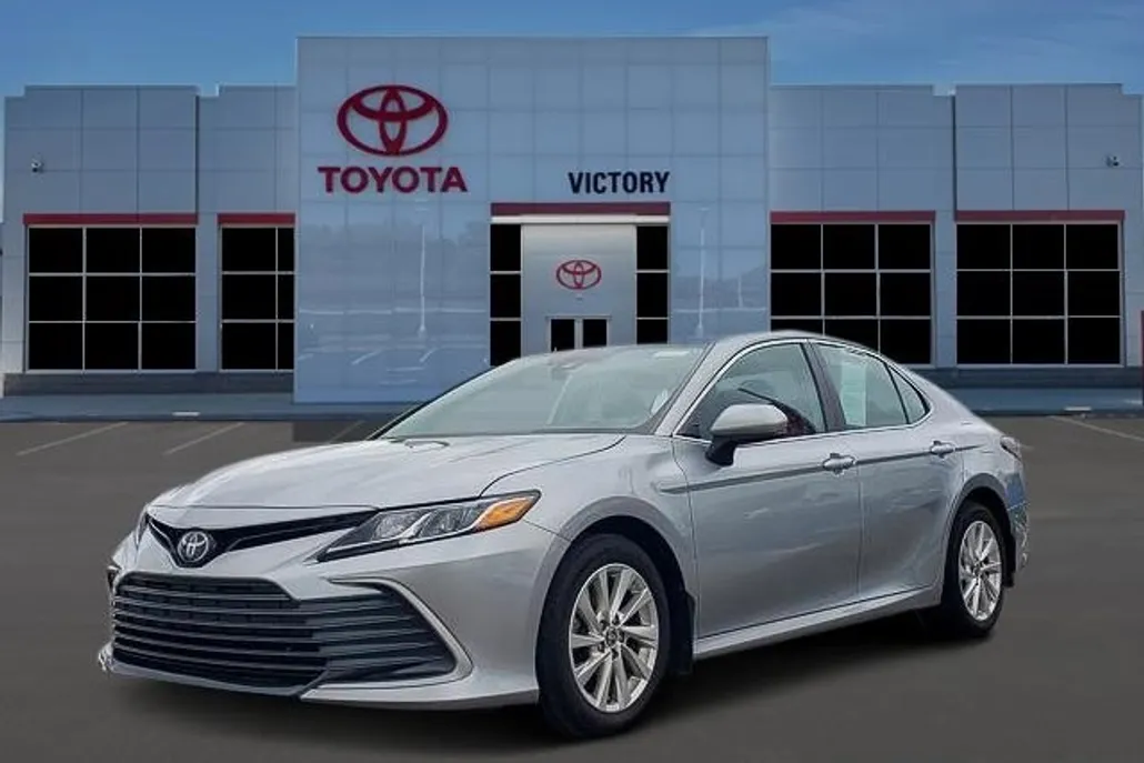 2023 Toyota Camry LE photo 1