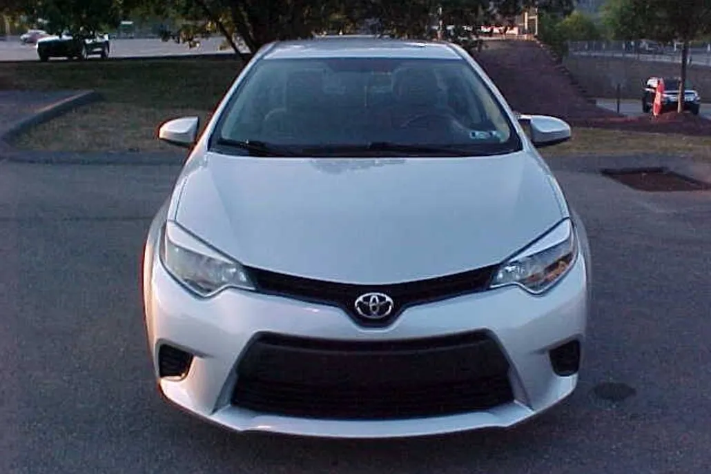 2014 Toyota Corolla LE photo 1