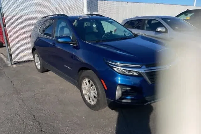 2022 Chevrolet Equinox LT photo 1