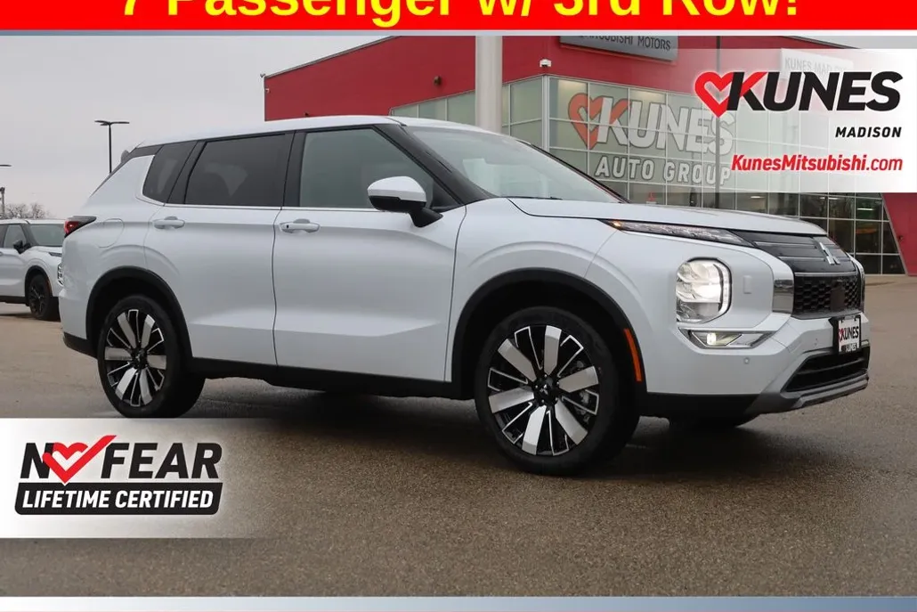 2025 Mitsubishi Outlander SE photo 1