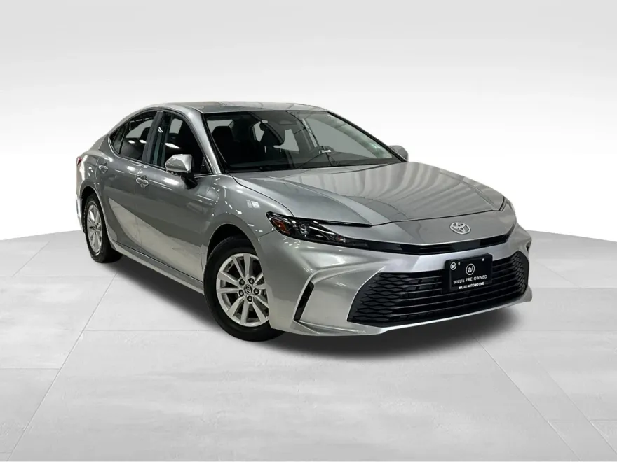 2025 Toyota Camry SE photo 1