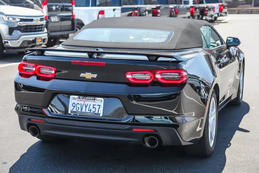 2023 Chevrolet Camaro 1LT photo 1