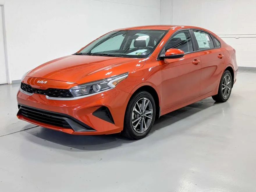 2023 Kia Forte LXS photo 1