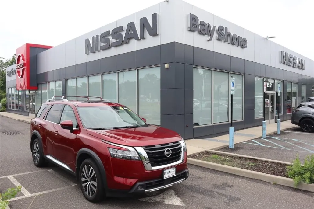 2022 Nissan Pathfinder Platinum photo 1