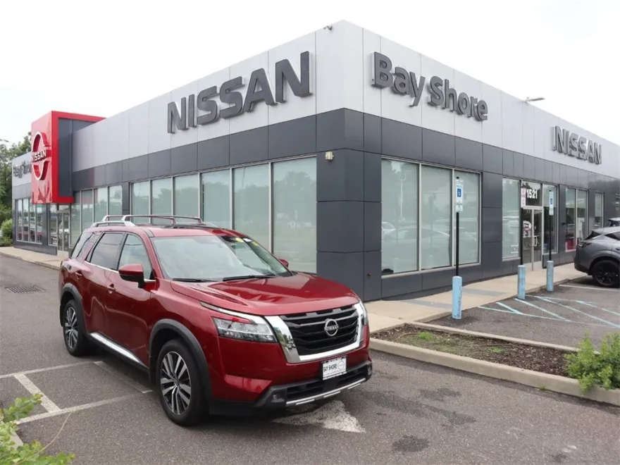 2022 Nissan Pathfinder Platinum photo 1