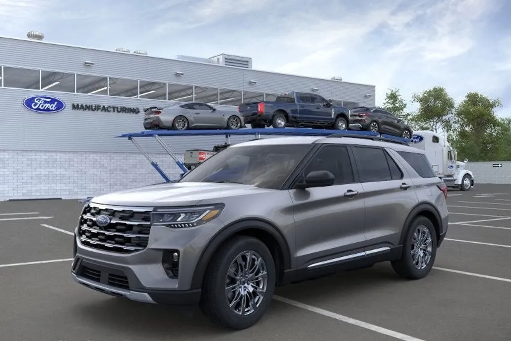 2025 Ford Explorer photo 1