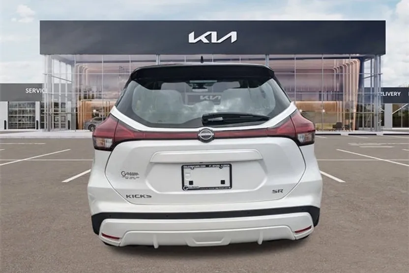 2023 Nissan Kicks SR photo 1