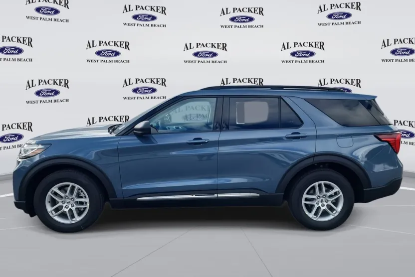 2025 Ford Explorer photo 1