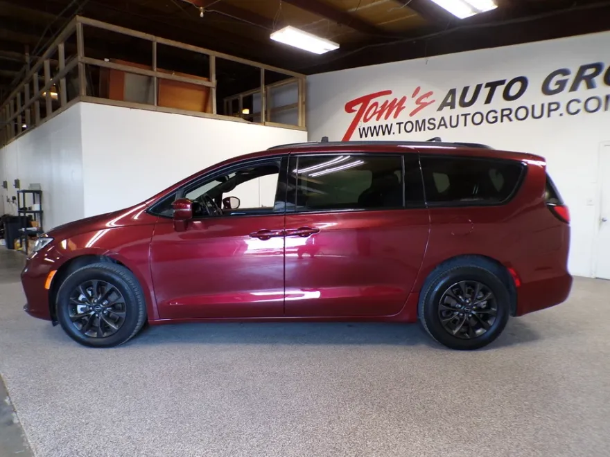 2021 Chrysler Pacifica Touring photo 1