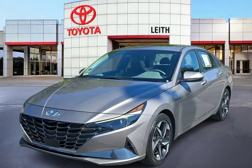 2022 Hyundai Elantra SEL photo 1