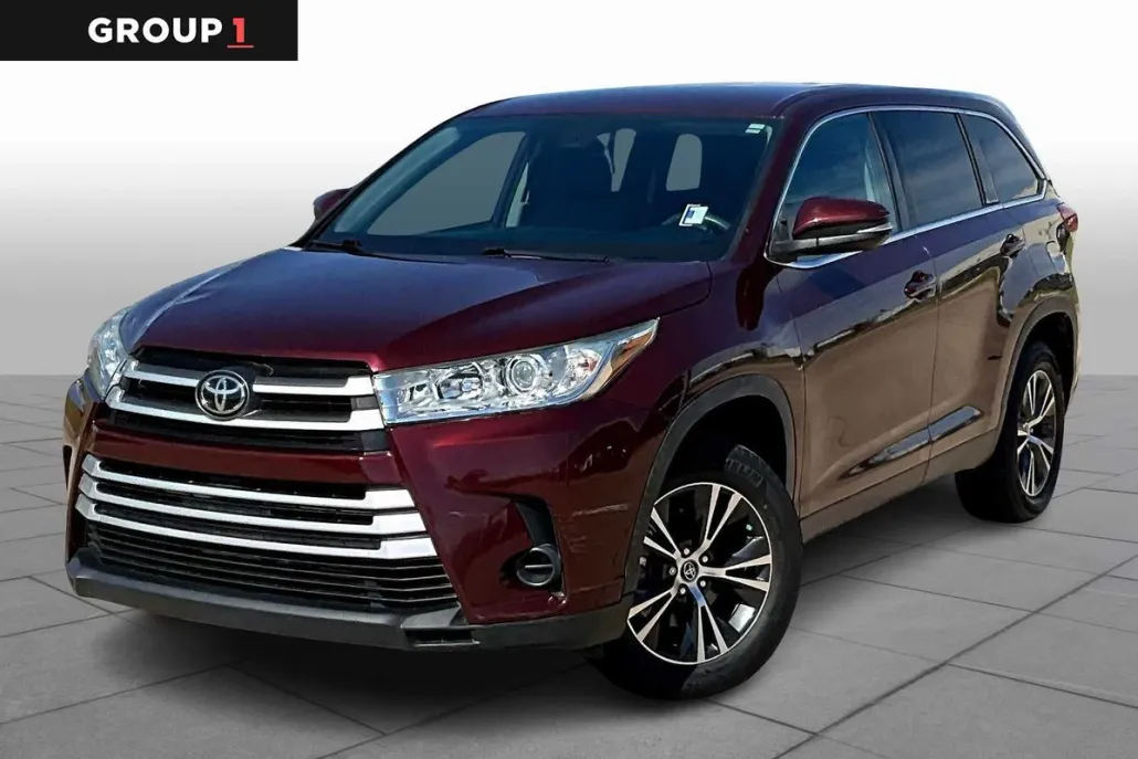 2019 Toyota Highlander LE photo 1