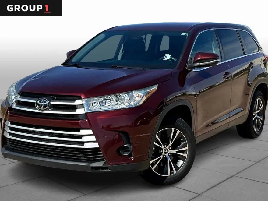 2019 Toyota Highlander LE photo 1