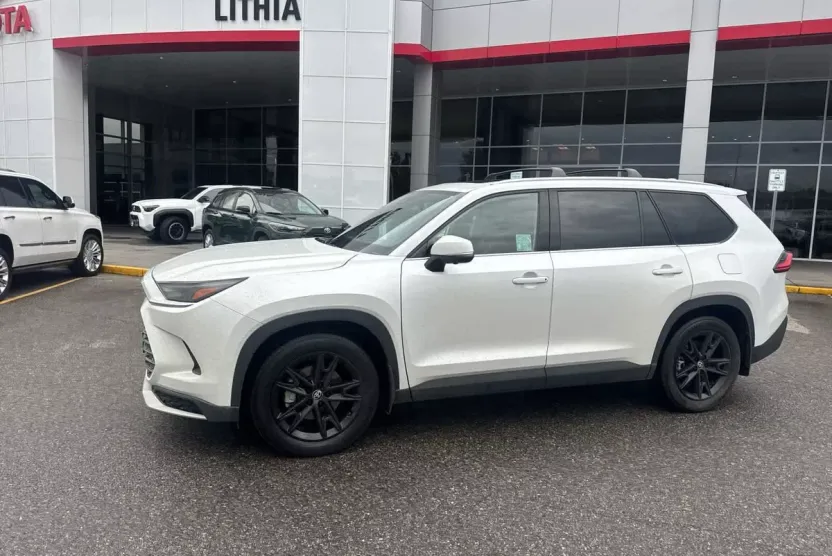 2024 Toyota Highlander Hybrid Limited photo 1