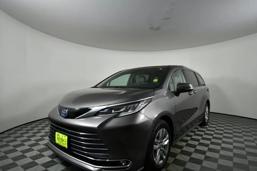2024 Toyota Sienna Limited photo 1