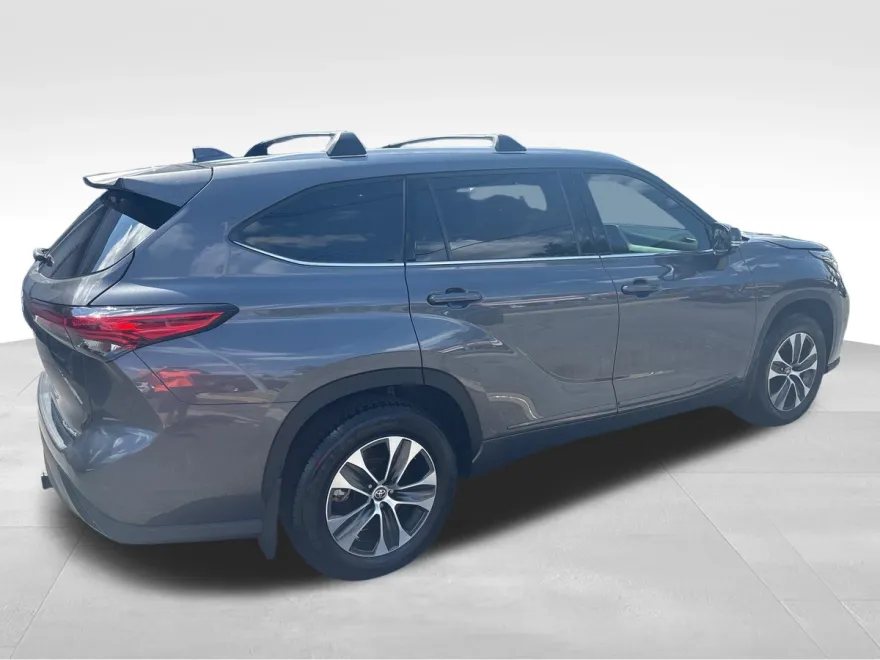 2022 Toyota Highlander XLE photo 1