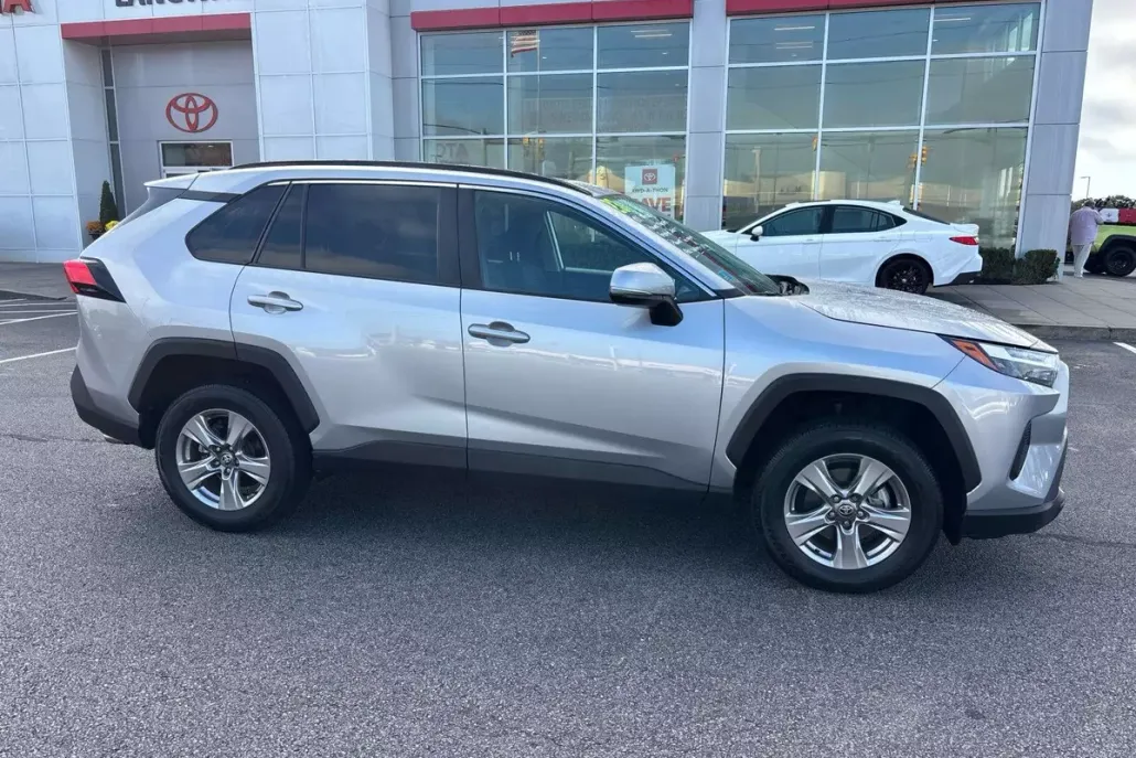 2023 Toyota RAV4 XLE photo 1