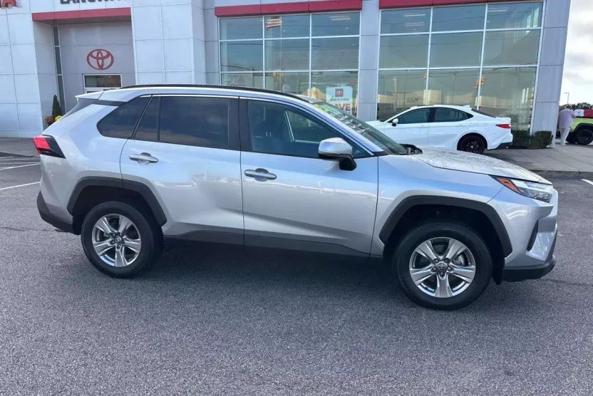 2023 Toyota RAV4 XLE photo 1