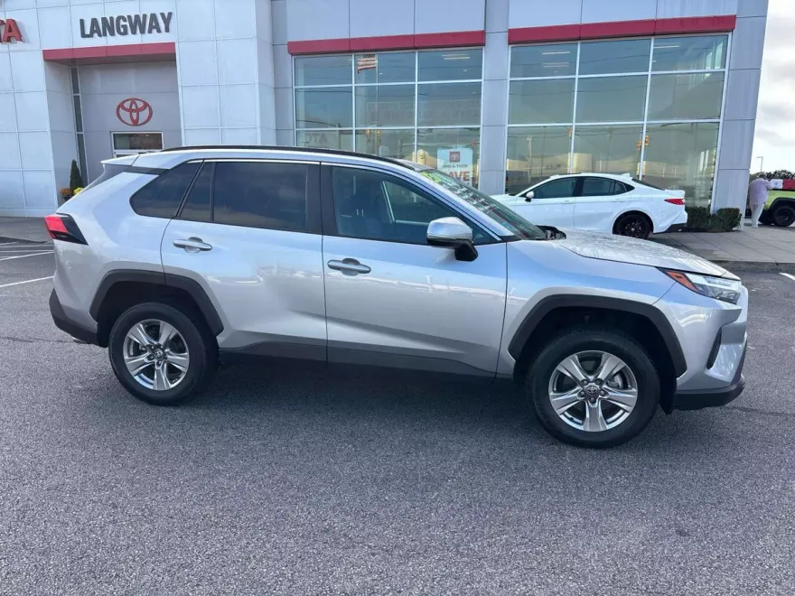 2023 Toyota RAV4 XLE photo 1