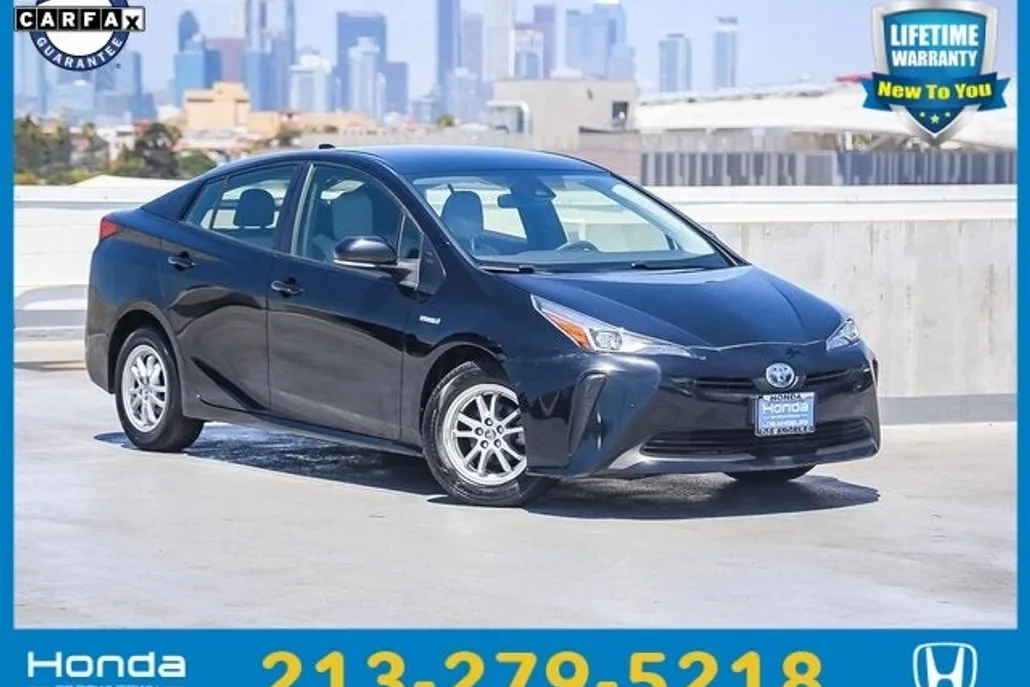 2022 Toyota Prius LE photo 1