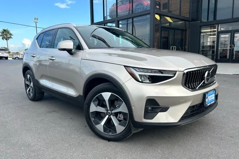 2023 Volvo XC40 Plus photo 1