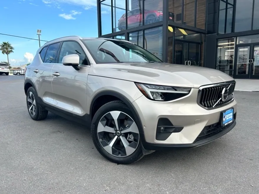 2023 Volvo XC40 Plus photo 1