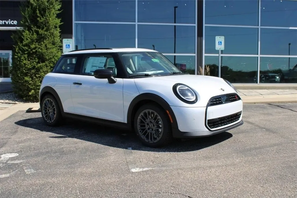 2025 Mini Cooper 2 Door Hardtop Signature photo 1