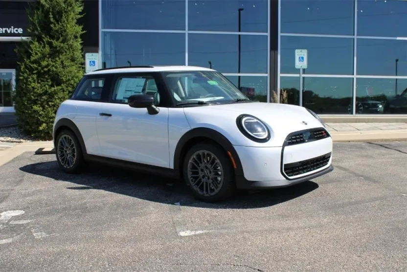 2025 Mini Cooper 2 Door Hardtop Signature photo 1