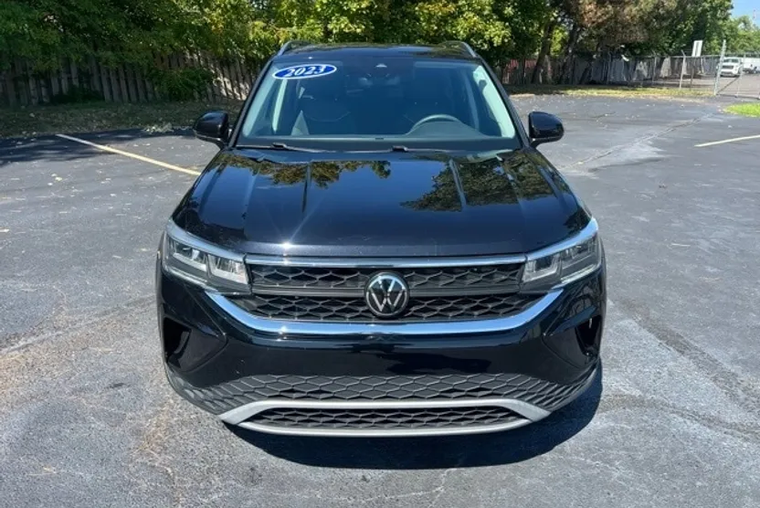 2023 Volkswagen Taos SE photo 1