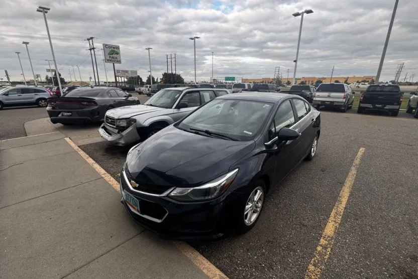 2016 Chevrolet Cruze LT photo 1