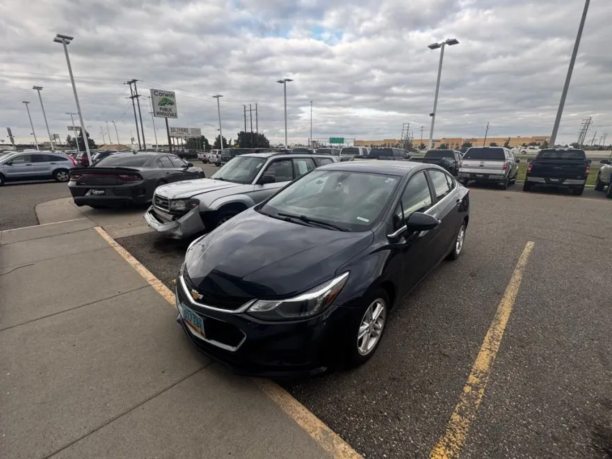 2016 Chevrolet Cruze LT photo 1