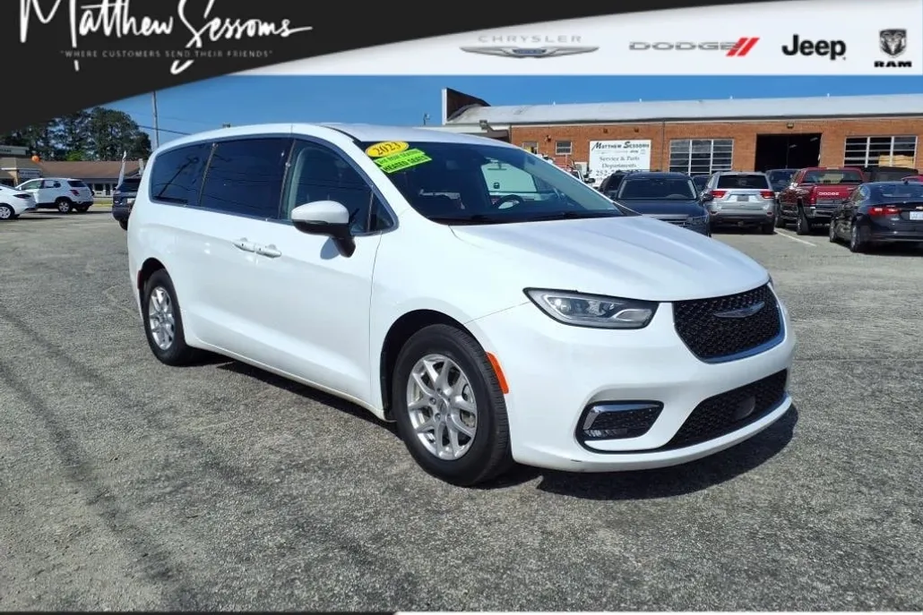 2023 Chrysler Pacifica Touring L photo 1