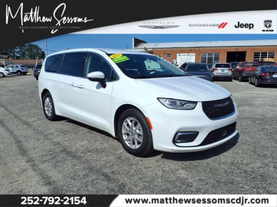 2023 Chrysler Pacifica Touring L photo 1