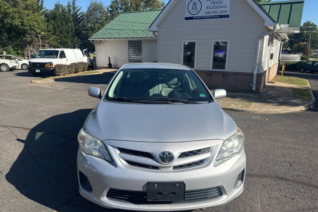 2012 Toyota Corolla LE photo 1