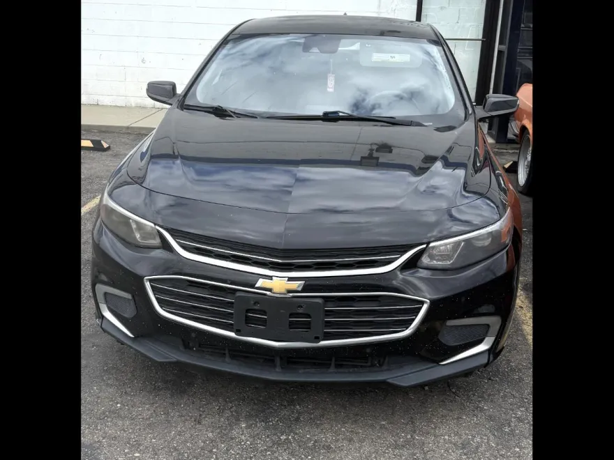 2018 Chevrolet Malibu Hybrid photo 1