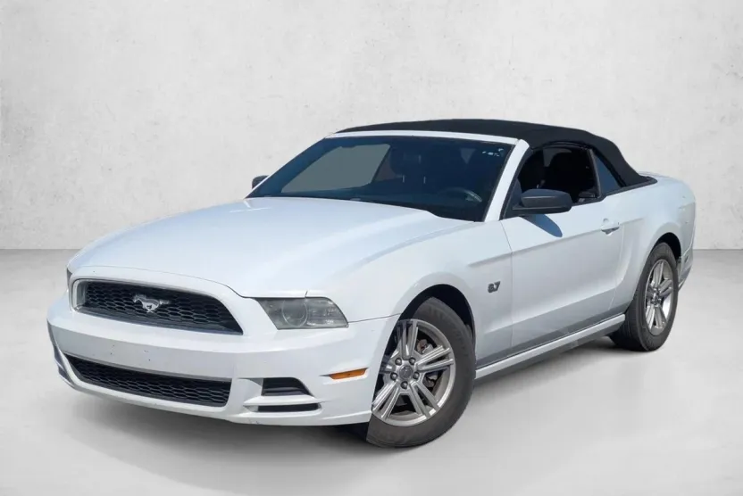 2014 Ford Mustang V6 photo 1