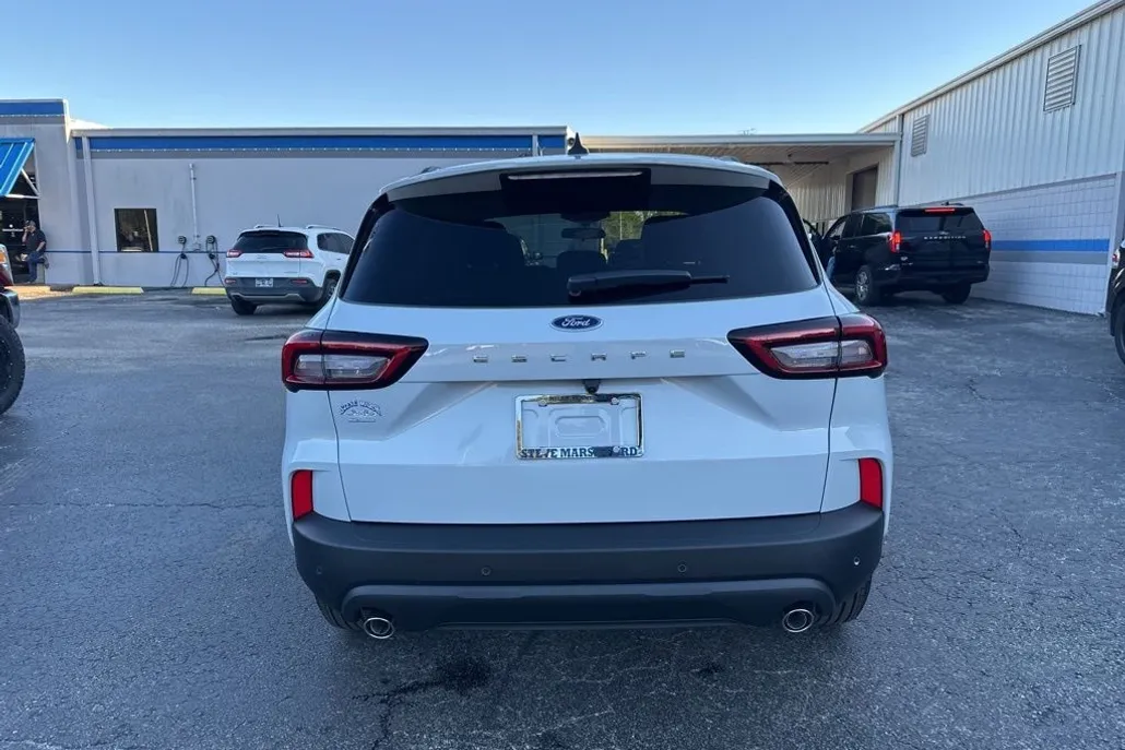 2026 Ford Escape ST-Line photo 1