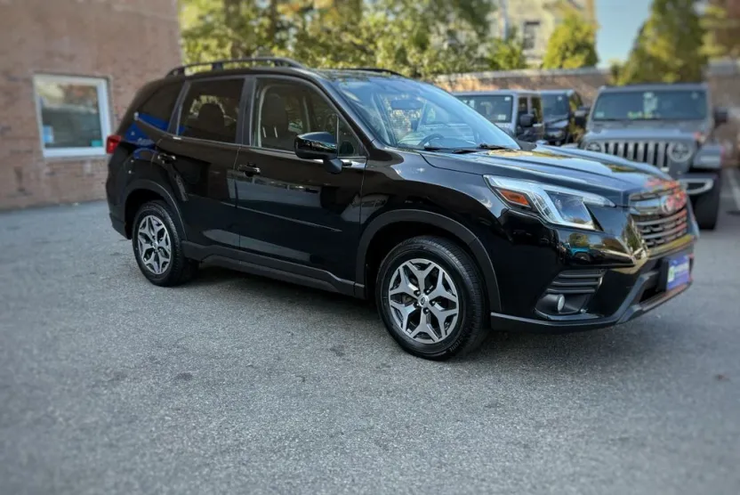 2023 Subaru Forester Premium photo 1