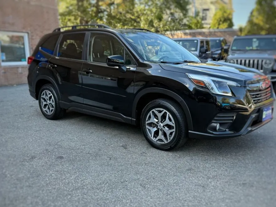 2023 Subaru Forester Premium photo 1