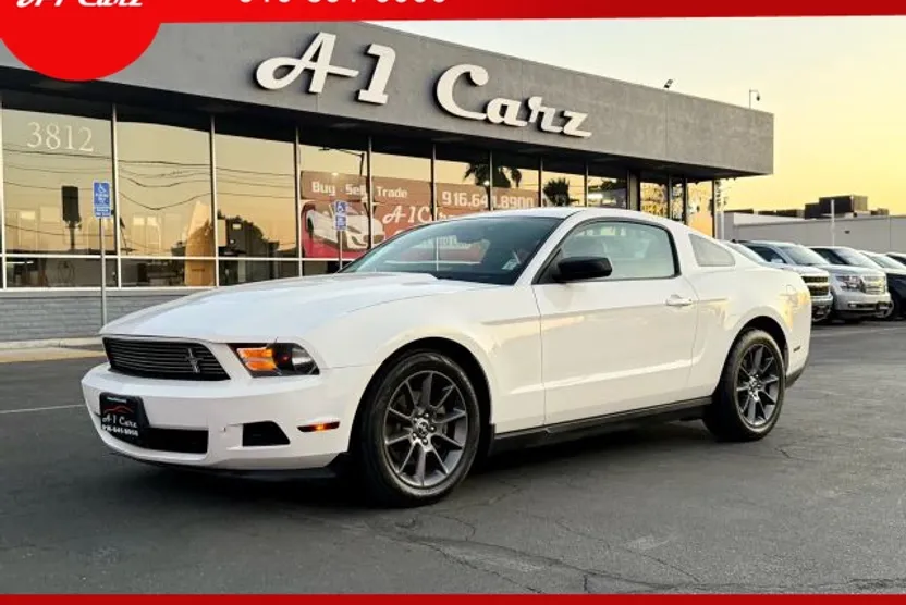 2011 Ford Mustang Premium photo 1